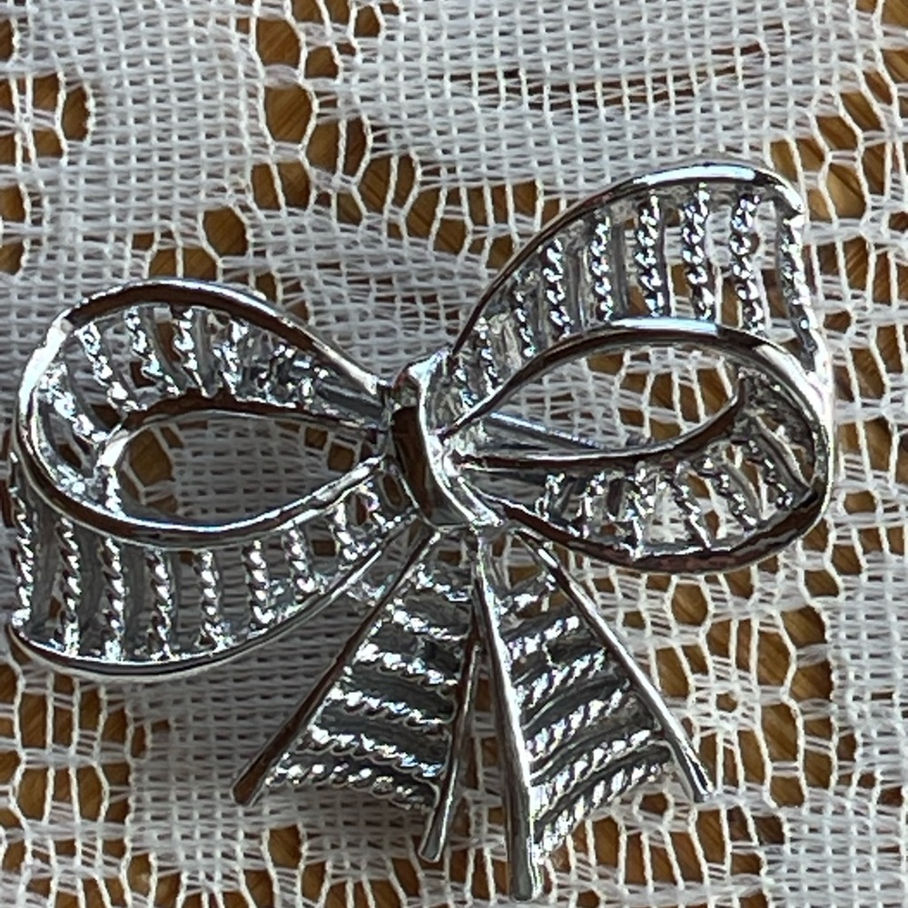 3 vintage pins, 2 flowers and a bow, gold tone/silver tone/white - Picture 7 of 9